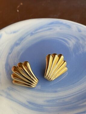 Vintage 80s Mimi Di N Gold Tone Seashell Earrings